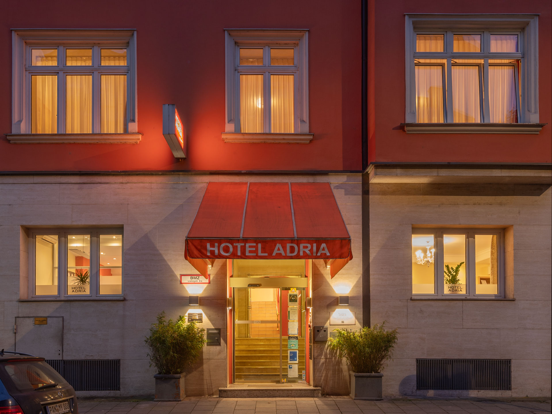 Hotel ADRIA München — Dolce Vita an der Isar